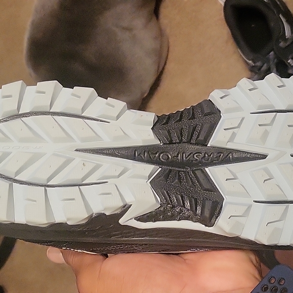 Saucony running shoes - Picture 3 of 4